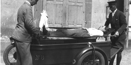 1930er Jahre: Motorrad mit Beiwagen für den Transport von Verletzten